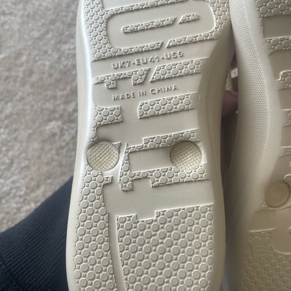 Fitflop creamy-gold comfort flip flops. Women size 9. - Picture 8 of 9